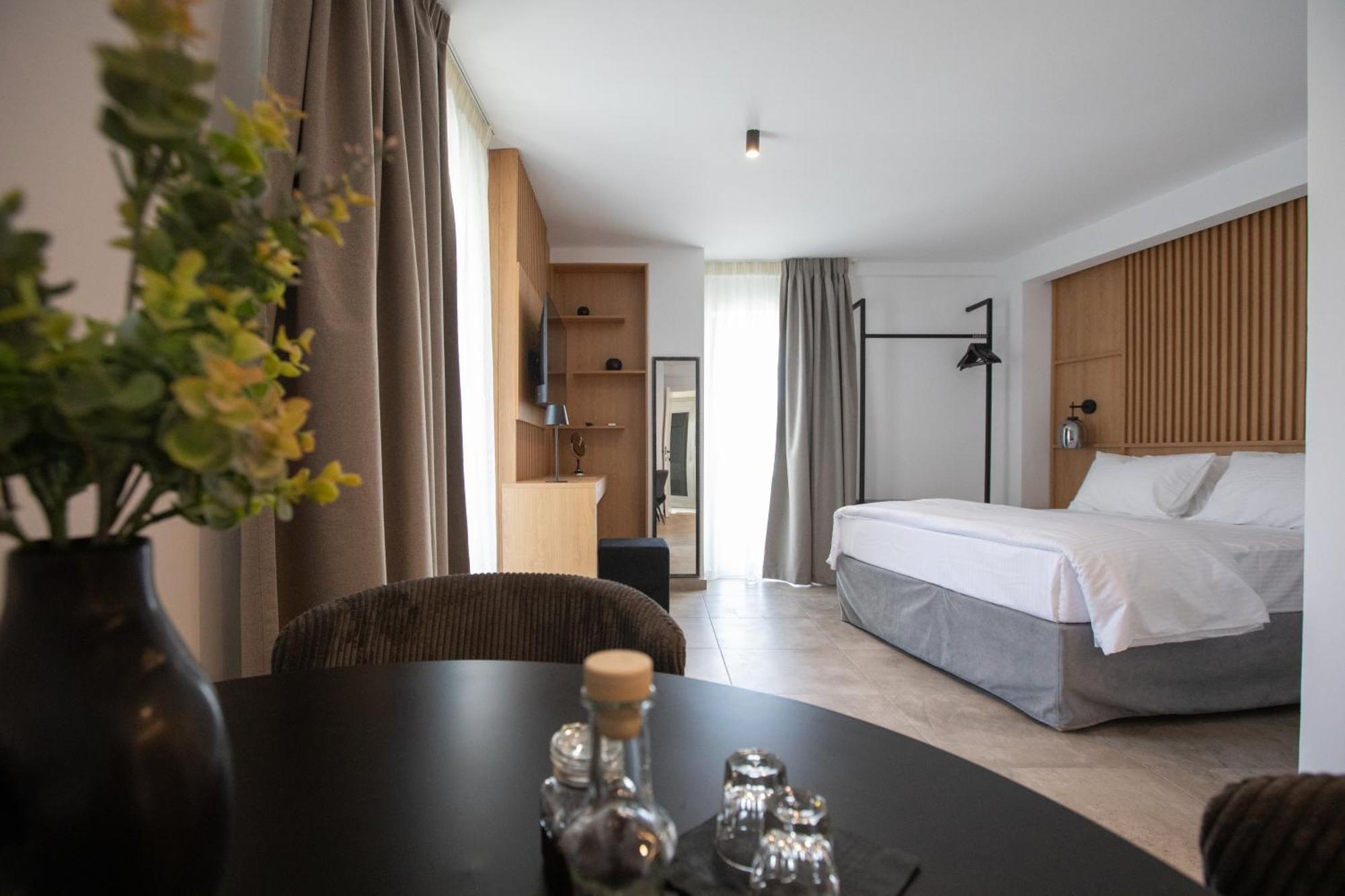 Griffin Suites Heraklion  Bagian luar foto