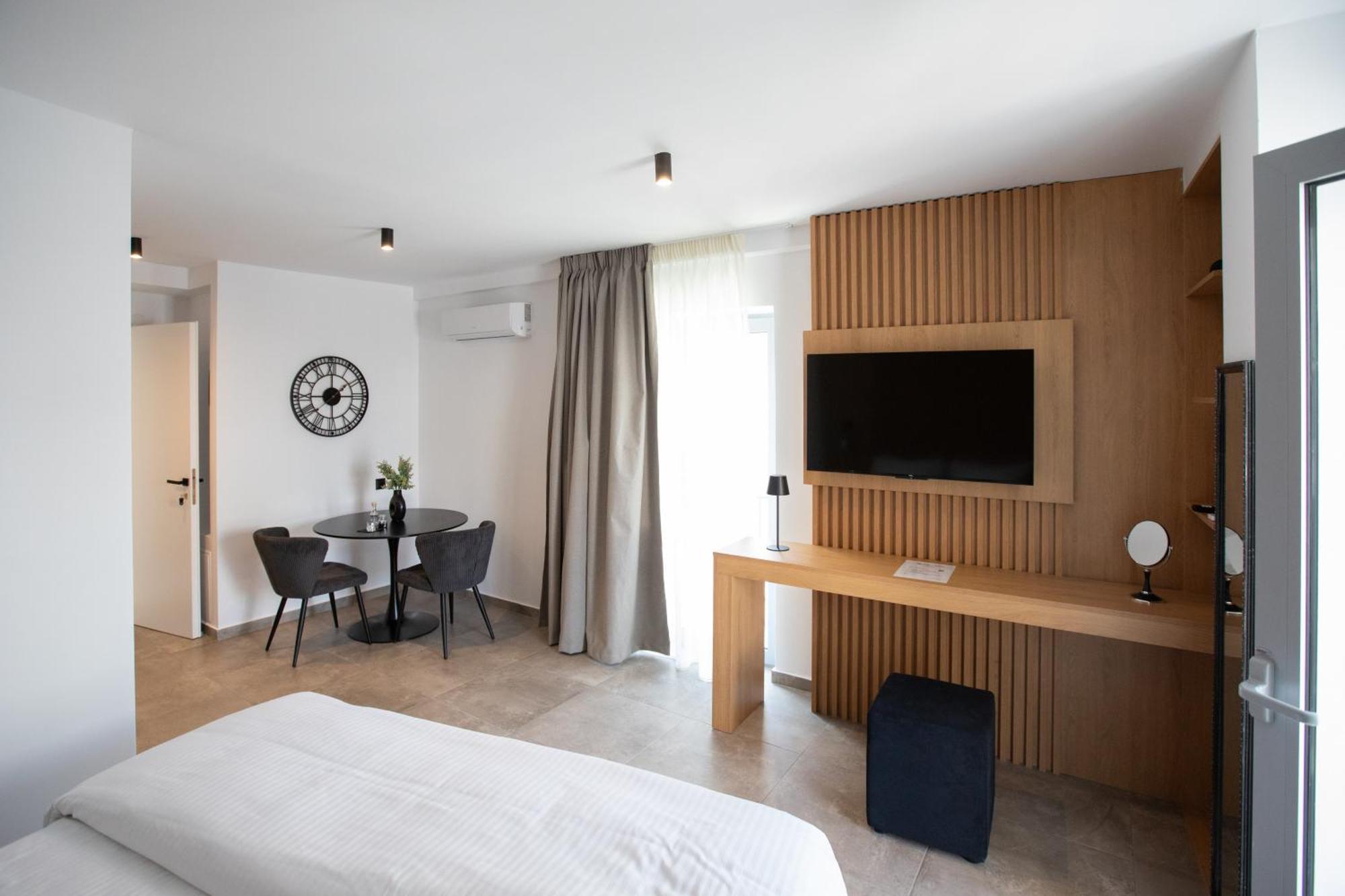 Griffin Suites Heraklion  Bagian luar foto
