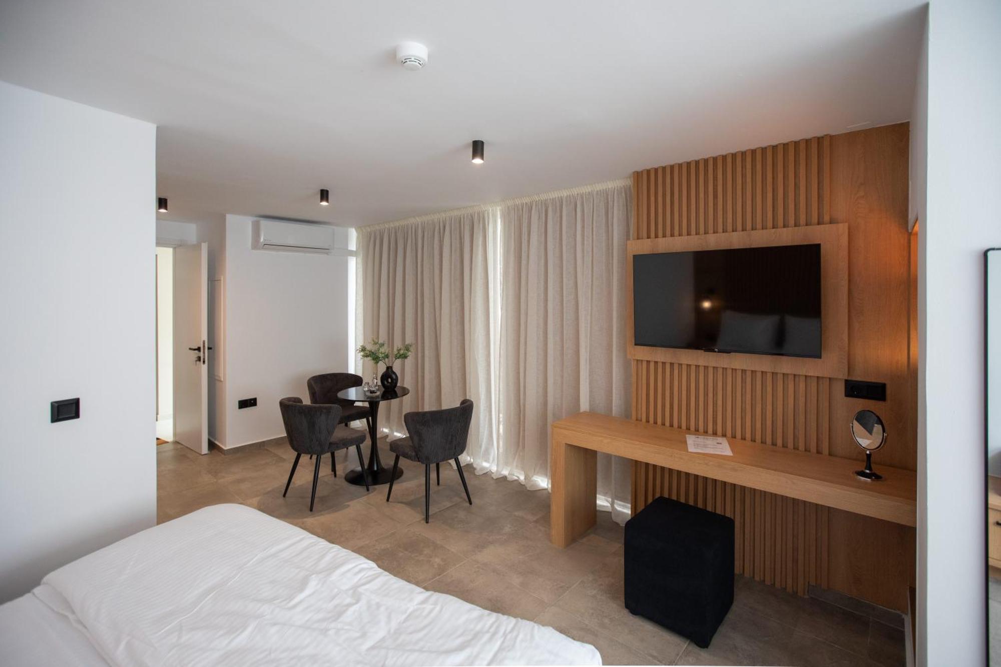 Griffin Suites Heraklion  Bagian luar foto